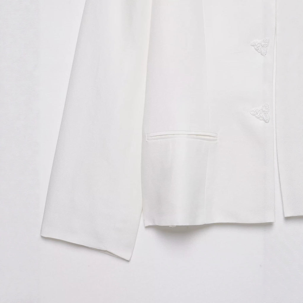 Chaqueta blanca entallada de cuello alto con botones