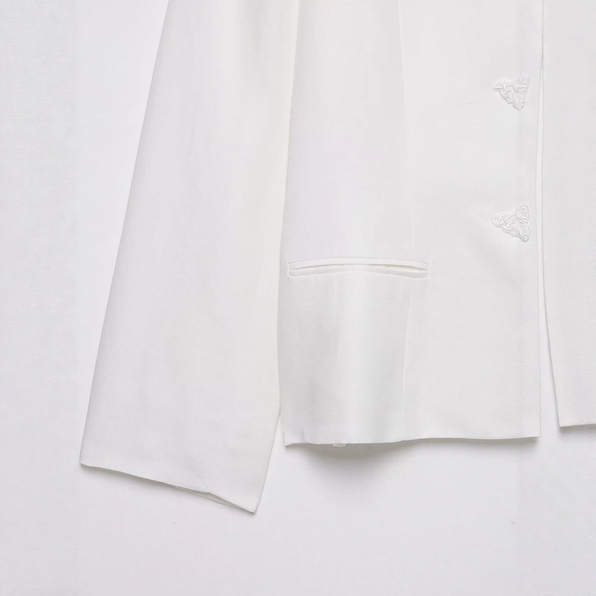 Chaqueta blanca entallada de cuello alto con botones
