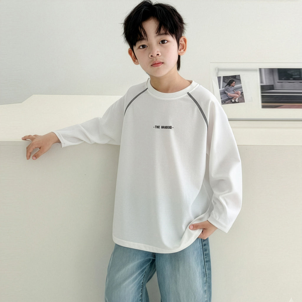 Camiseta infantil blanca de manga larga y cuello redondo