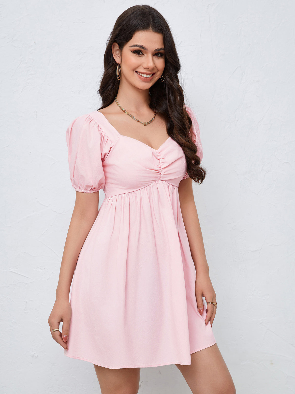 Vestido corto rosa de manga corta y escote en V