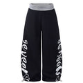 Pantalón deportivo ancho con letras laterales y cintura a contraste