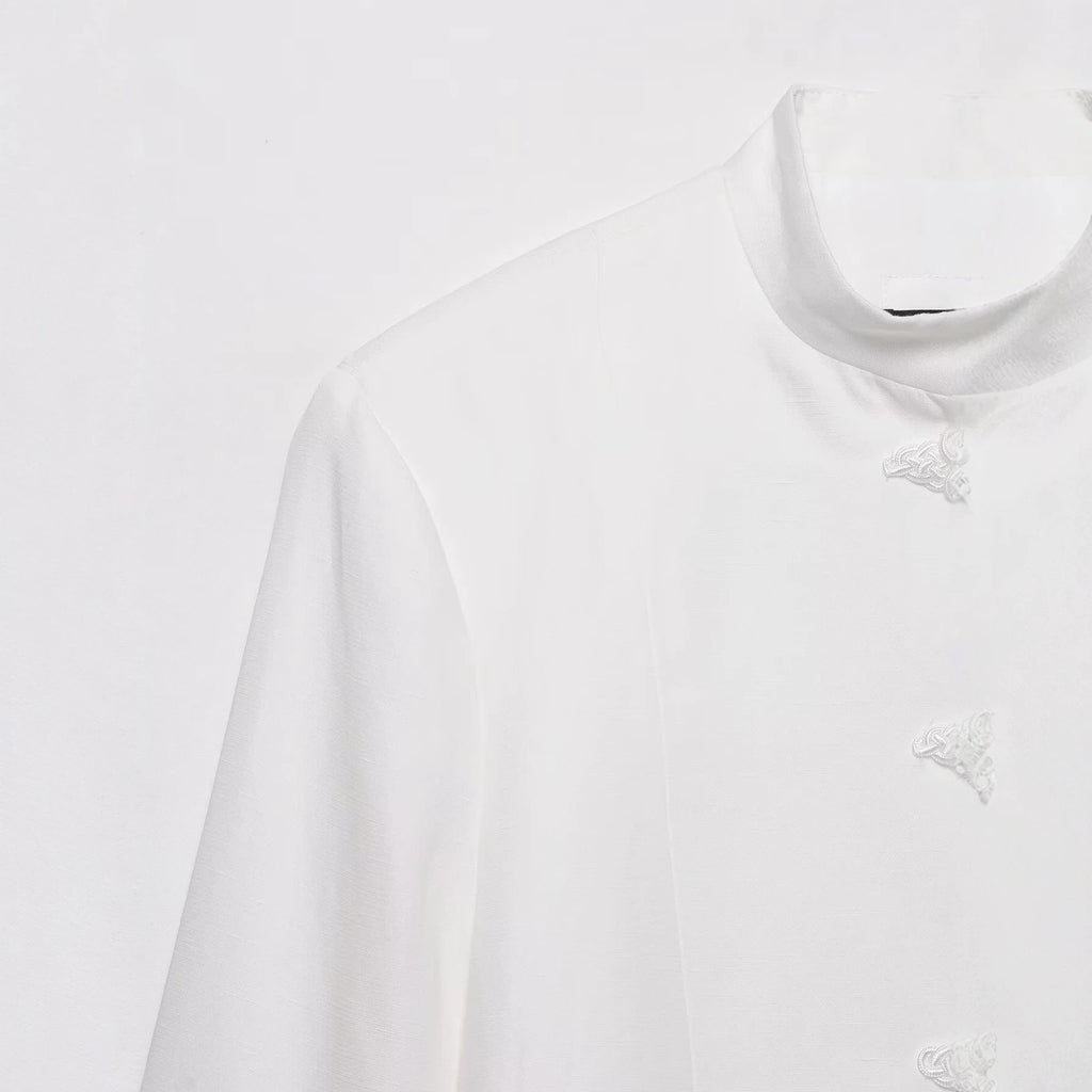 Chaqueta blanca entallada de cuello alto con botones